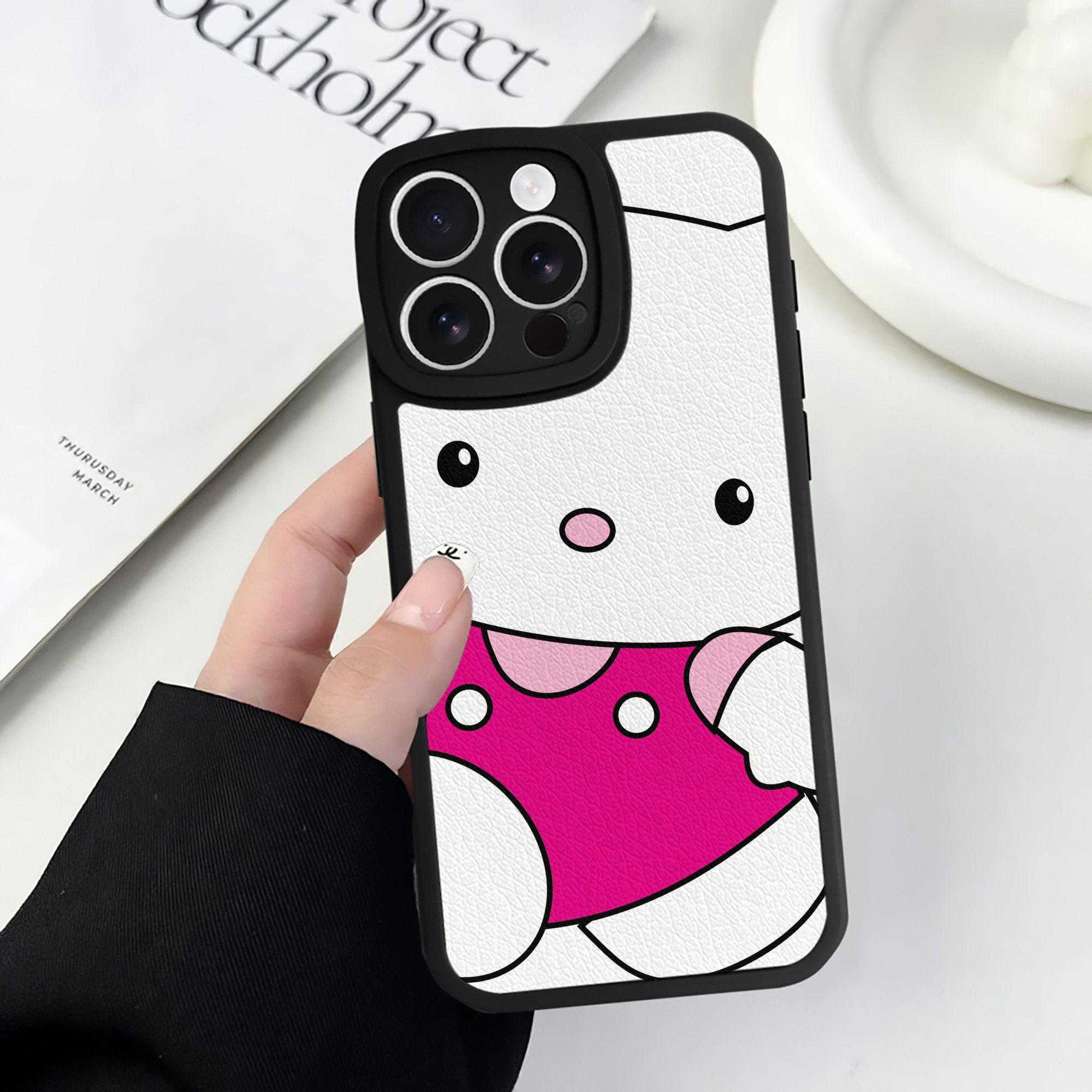 （画像用） Hello Kitty ハローキティ 【iPhone 16シリーズ対応】シリコンスマホケース（レザー調） 材質：シリコン